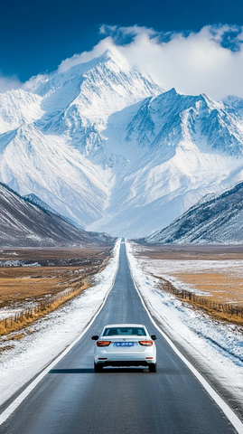 白色汽车驶向雪山湖景