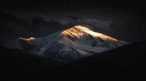 雪山金光峰顶晚霞映