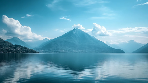 湖上山峰云雾摄影