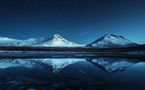 极地湖面与雪山星空