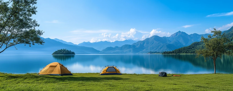 湖边帐篷与山景