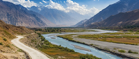 河流蜿蜒穿过荒凉山谷