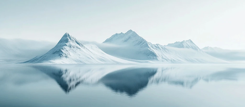 雪覆盖山脉水面倒影