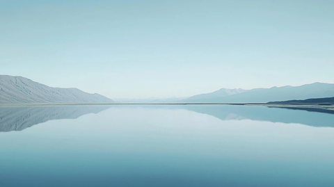 平静湖面映山影