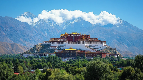 白墙红壁金顶建筑