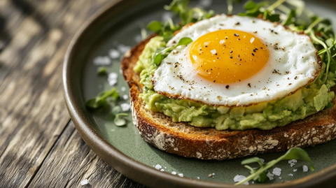 牛油果水煮蛋吐司配微绿