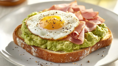 酸面包搭配牛油果火腿煎蛋
