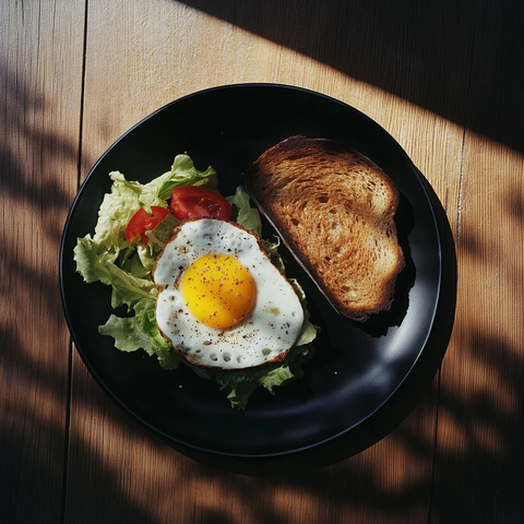 烤面包煎蛋沙拉黑盘