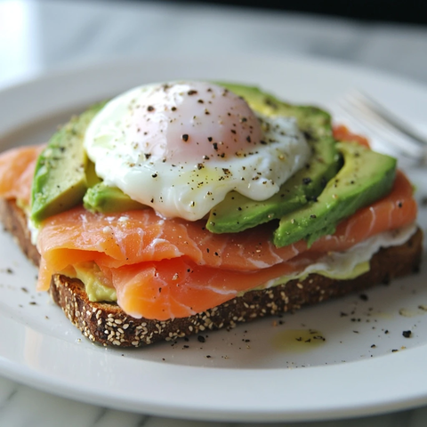牛油果吐司配温泉蛋三文鱼