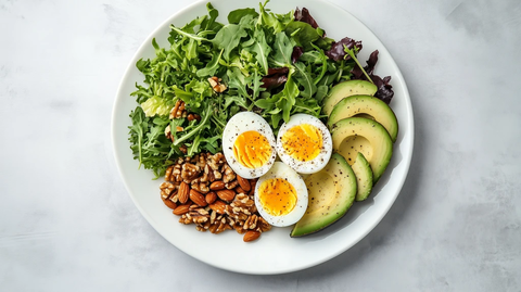 办公室午餐鸡蛋绿叶菜牛油果坚果