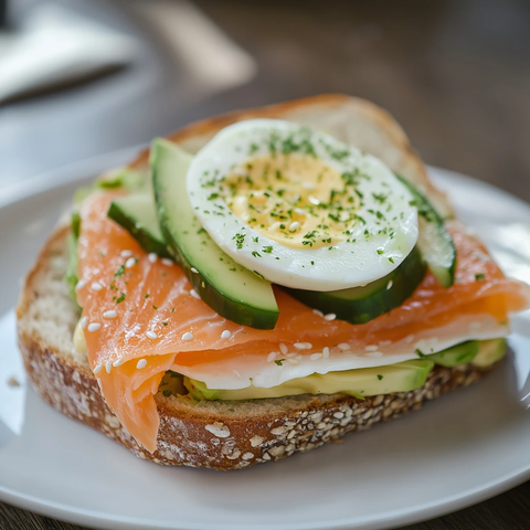 白面包三明治配鸡肉鸡蛋