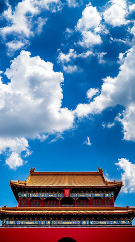 蓝天白云下的古建筑屋顶