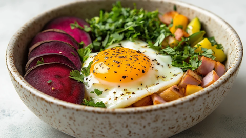 煎蛋配紫甜菜根火腿彩椒