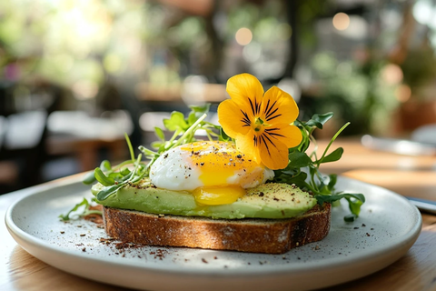 牛油果吐司配鸡蛋花瓣