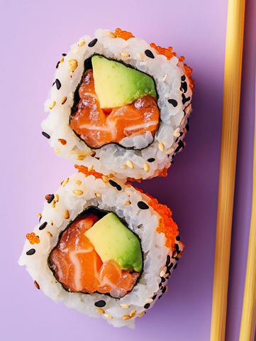 寿司卷紫色桌面俯拍