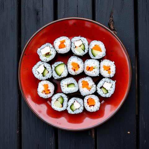 寿司拼盘红石板木桌