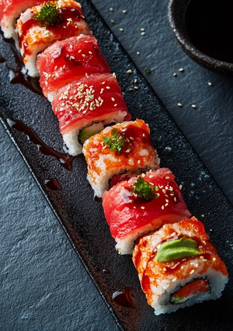 寿司卷盘与暗灰背景