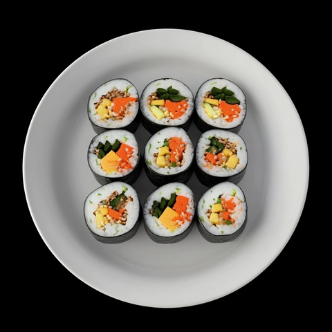 白色盘子上的韩式紫菜包饭