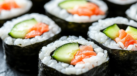 寿司卷海苔裹鲜鱼青瓜