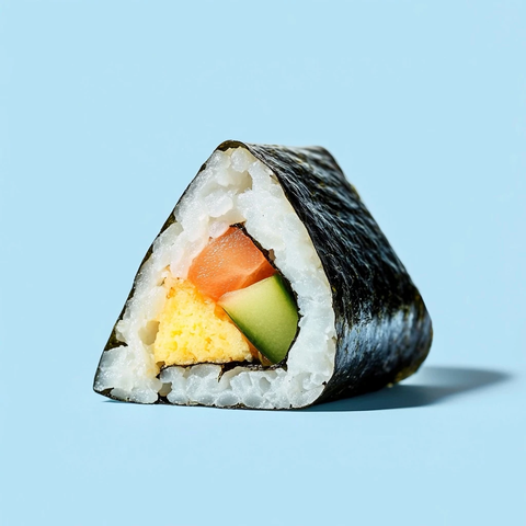 三角形寿司卷侧面视角