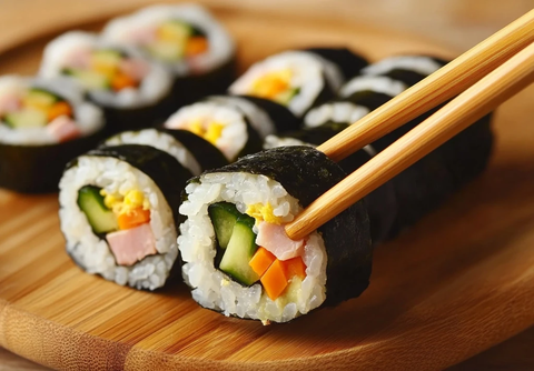 木筷夹起脆皮紫菜包饭