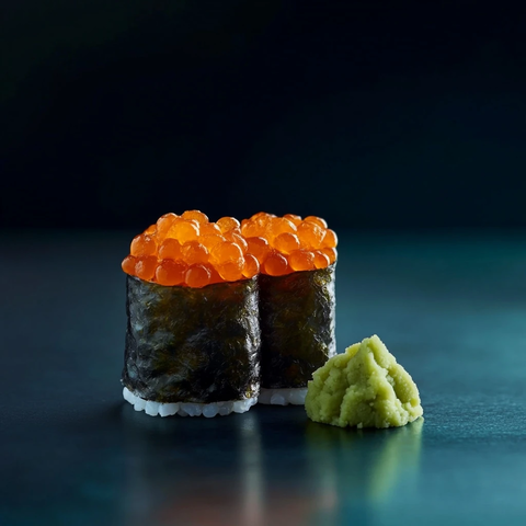 鲑鱼子军舰卷与芥末摆盘