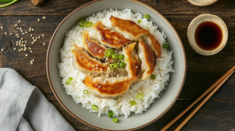 煎饺配白米饭与木质餐桌