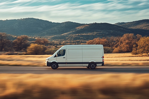 侧面行驶货运车辆高速路