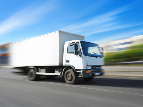 白色卡车街道快速行驶