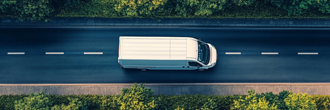 路上行驶的白色货车