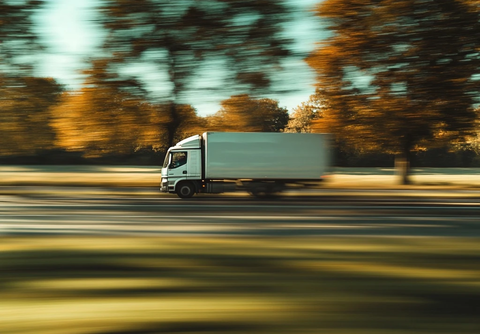 白色卡车高速公路阳光草木