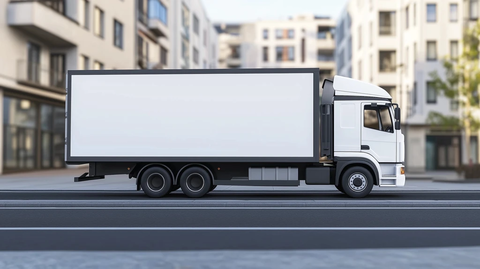 白色货车侧面视角