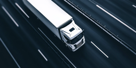 白色货车高速公路广告