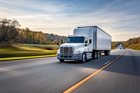 白色卡车行驶在公路上