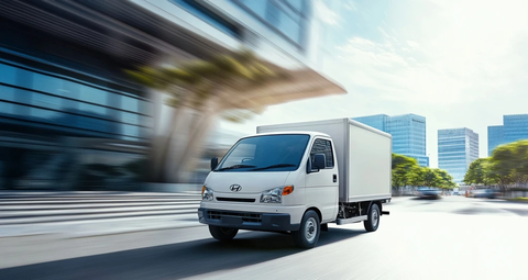 白色现代卡车前驶过建筑物