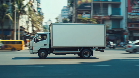 白色货车停靠交通路口