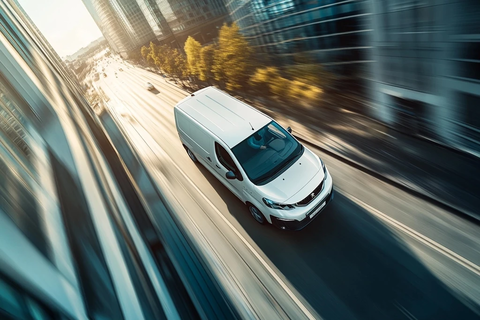 白色标致伙伴穿梭城市