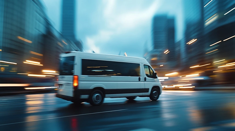 白色面包车城市背景