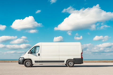 白色货车停泊在铺砌场地上