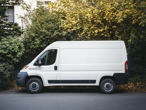 白色厢式货车侧面停靠