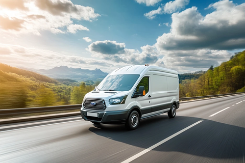 白福特货运车行驶公路