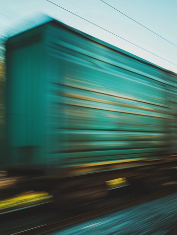 淡绿色货运列车模糊背影