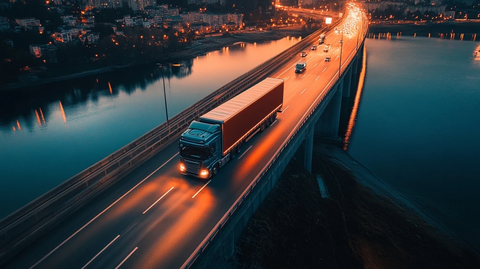 跨海大桥与车辆夜景