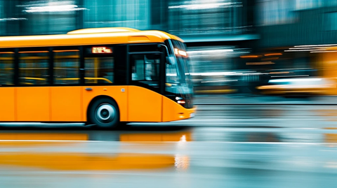黄色校车街道行驶
