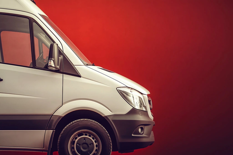 白色奔驰厢式货车近景