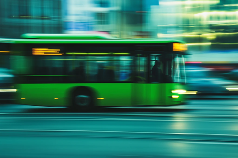 绿色公交驶出车流