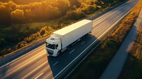 高速公路上的运输卡车