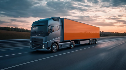 灰色沃尔沃卡车拖橙色挂车