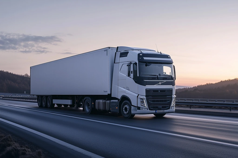 白色卡车拖挂货物行驶