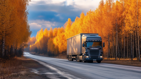 卡车行驶秋日道路